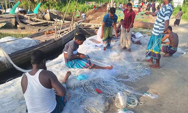 লক্ষ্মীপুরে মাছ শিকারের প্রস্তুতি নিচ্ছেন জেলেরা