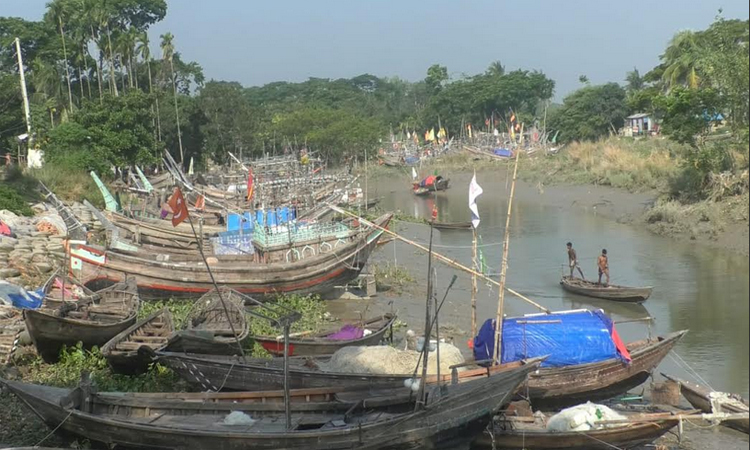 ভোলায় মধ্যরাত থেকে ইলিশ আহরণে নদীতে নামবেন জেলেরা