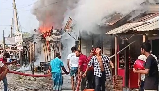 লক্ষ্মীপুরে অগ্নিকাণ্ডে ৯টি দোকান পুড়ে ছাই 