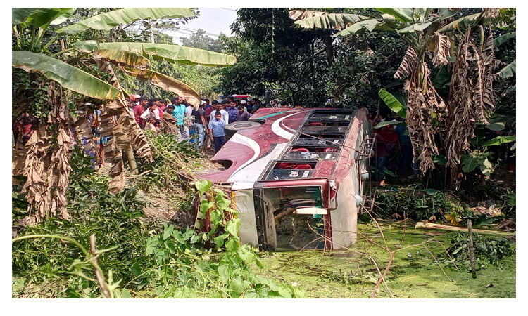 মাদারীপুরে বাস নিয়ন্ত্রণ হারিয়ে খাদে, নারী নিহত