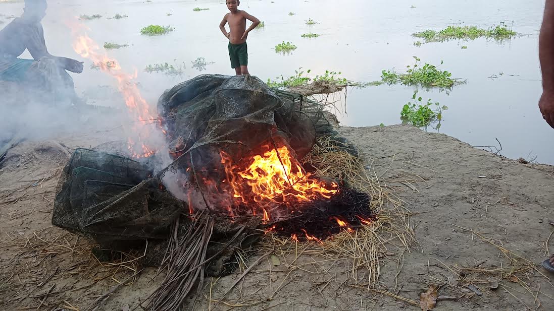 বাগেরহাটে নিষিদ্ধ চায়না দুয়ারী জাল জব্দ 
