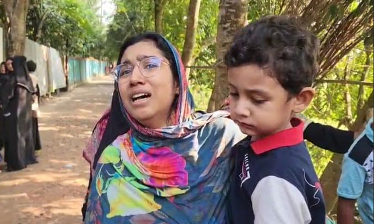 শিশু সন্তানদের মানুষ করতে চাকরি করবেন প্রিয়া, কি করে বইবেন বেদনার ভার!