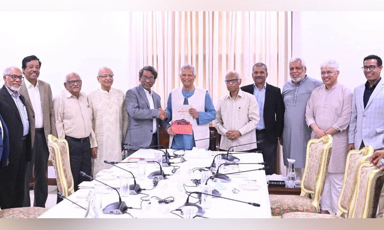 জুলাই সনদ বাস্তবায়নের সুপারিশ প্রধান উপদেষ্টার কাছে হস্তান্তর