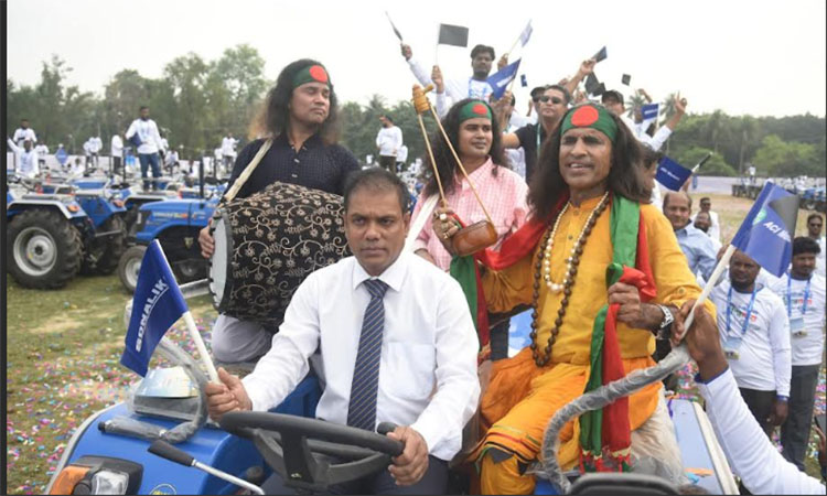 দিনাজপুরে কৃষকদের মাঝে ৩৫০টি সোনালিকা ট্রাক্টর হস্তান্তর