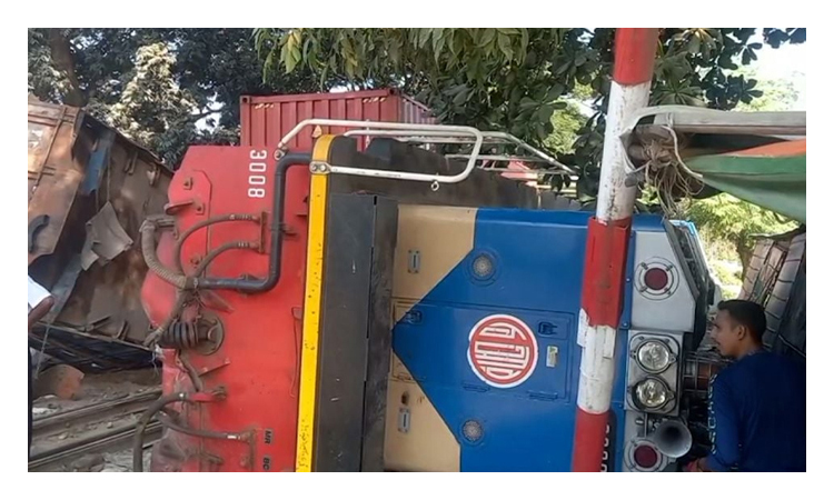 চট্টগ্রামে ট্রাক ও মালবাহী ট্রেনের সংঘর্ষে নিহত ১