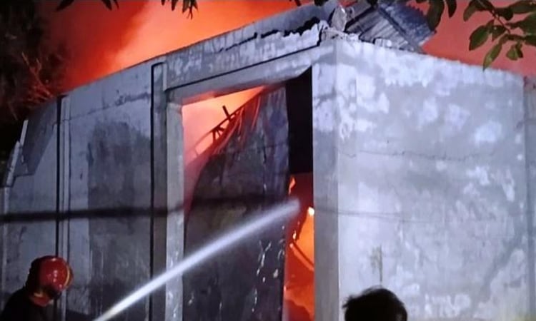 গাজীপুরে ঝুটের গুদামে আগুন 