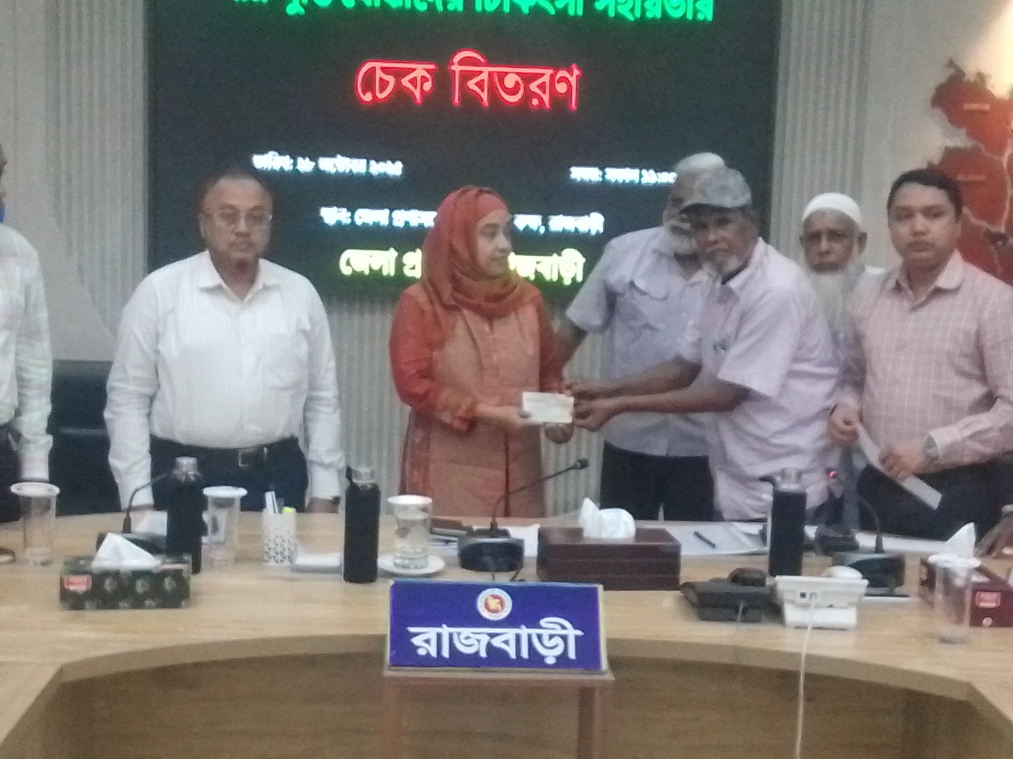 রাজবাড়ীতে অসুস্থ বীর মুক্তিযোদ্ধাদের মধ্যে চিকিৎসা সহায়তার চেক বিতরণ