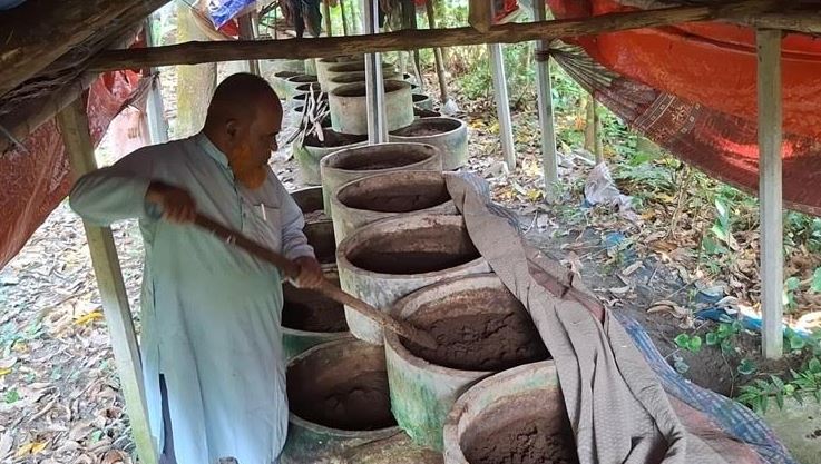 সাতক্ষীরায় ভার্বি কম্পোস্ট সার উৎপাদন করে সাড়া ফেলেছেন আব্দুল মালেক