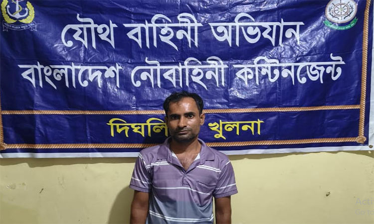 খুলনায় নৌবাহিনীর অভিযানে মাদকব্যবসায়ী গ্রেফতার