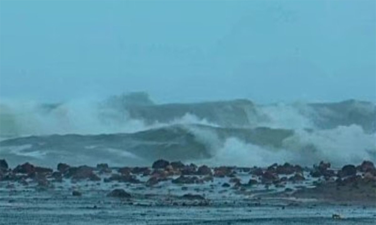 অন্ধ্র প্রদেশে আঘাতের পর দুর্বল হয়ে পড়েছে ঘূর্ণিঝড় ‘মোন্থা’