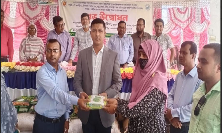 পটুয়াখালীতে কৃষকদের মধ্যে বীজ ও সার বিতরণ