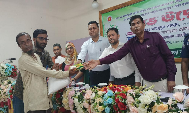 শেরপুরে কৃষকদের মধ্যে বিনামূল্যে বীজ ও সার বিতরণ