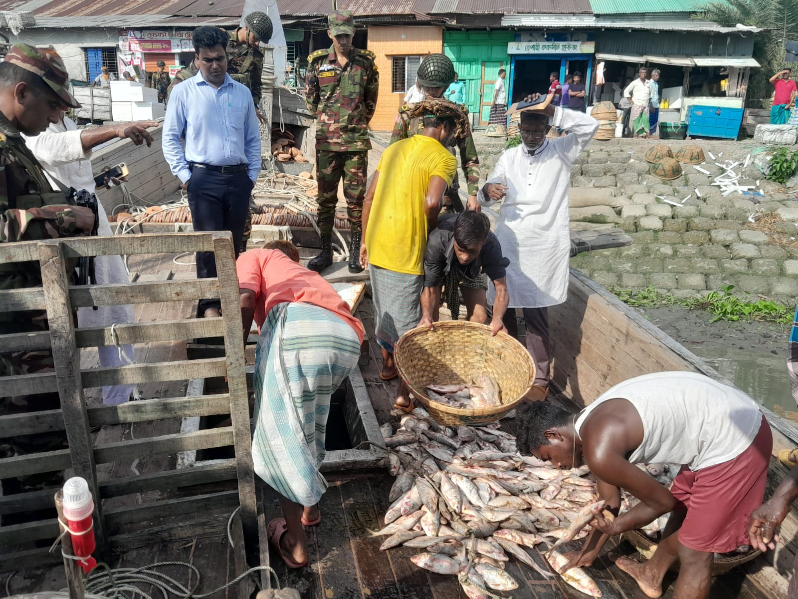 চাঁদপুরে পচা ইলিশ জব্দ, লাখ টাকা জরিমানা