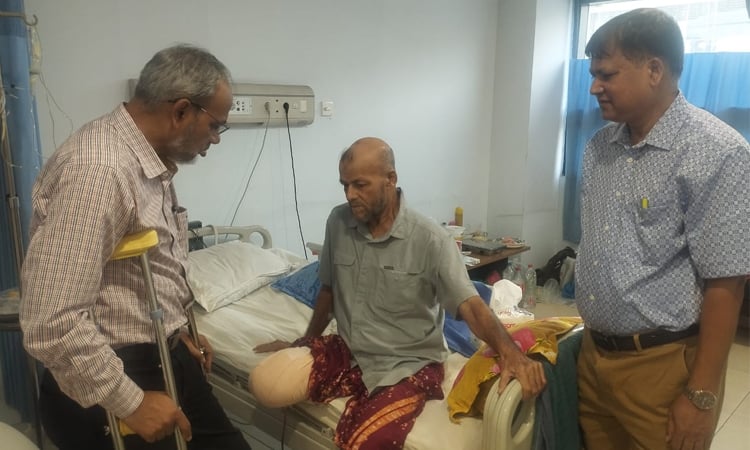 হাসপাতালে চিকিৎসাধীন নাজিম উদ্দিনকে দেখতে গেলেন ডা. রফিক