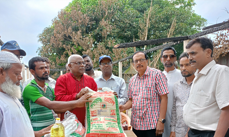 কুড়িগ্রামে আগুনে সর্বস্ব হারানো জুয়েলের পাশে চর উন্নয়ন কমিটি