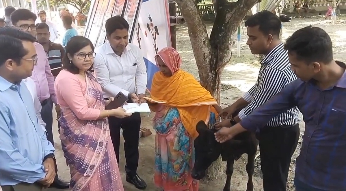 মাদারীপুরের শিবচরে অগ্নিকাণ্ডে ক্ষতিগ্রস্তদের মধ্যে টিন ও অর্থ বিতরণ