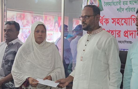 টাঙ্গাইলে জুলাই শহীদ পরিবার ও আহতদের মধ্যে অর্থ সহায়তা