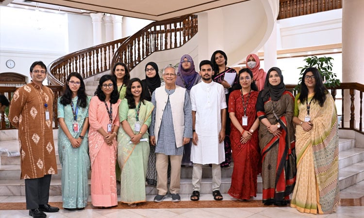 জাতীয় নীতি প্রতিযোগিতায় বিজয়ী শিক্ষার্থীদের সঙ্গে প্রধান উপদেষ্টার শুভেচ্ছা বিনিময়