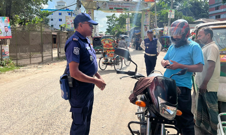 বাউফলে সড়কপথে শৃঙ্খলায় প্রশাসনের কঠোর অবস্থান