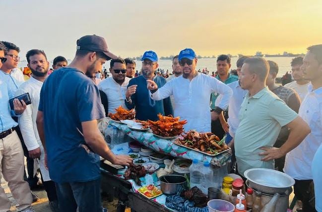পতেঙ্গা সমুদ্র সৈকতে অবৈধ দখলদারদের বিরুদ্ধে আইনি ব্যবস্থা নেওয়া হবে : চসিক মেয়র 