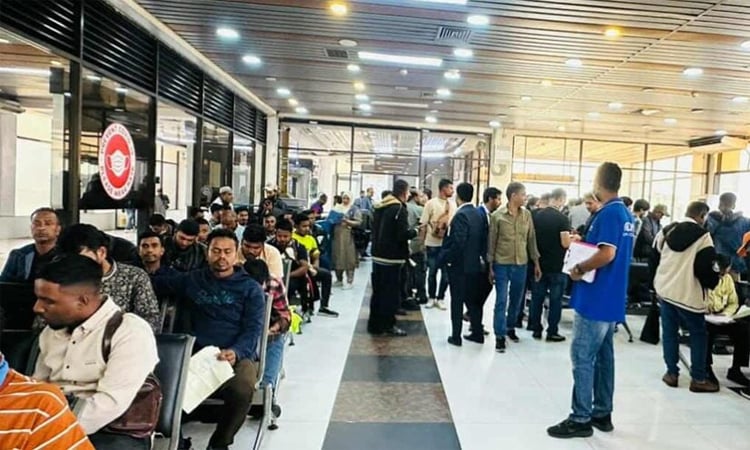 লিবিয়া থেকে ফিরলেন ৩১০ বাংলাদেশি