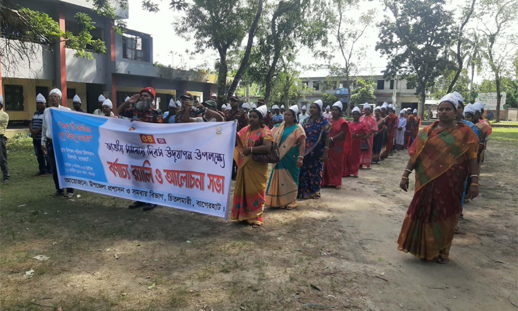 জাতীয় সমবায় দিবসে চিতলমারীতে নারী উদ্যোক্তাদের চেক প্রদান