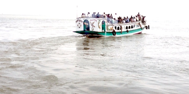 ভোলা উপকূলের নদীপথে অসংখ্য ডুবোচরে নৌচলাচল বিঘ্নিত 