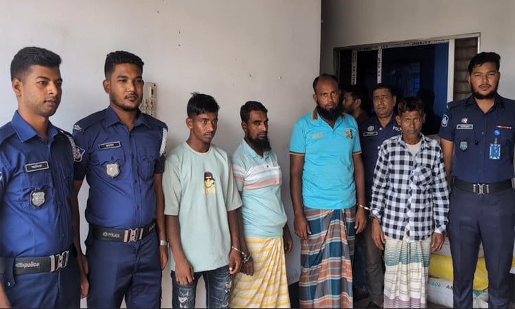 কিশোরগঞ্জে ভারতীয় মালামালসহ বাল্কহেড জব্দ, আটক ৪ 