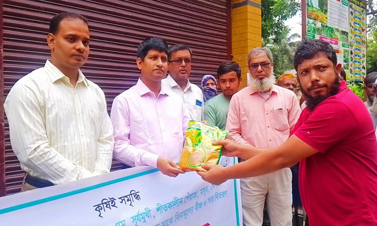 রায়গঞ্জে কৃষি প্রণোদনার সার ও বীজ বিতরণ
