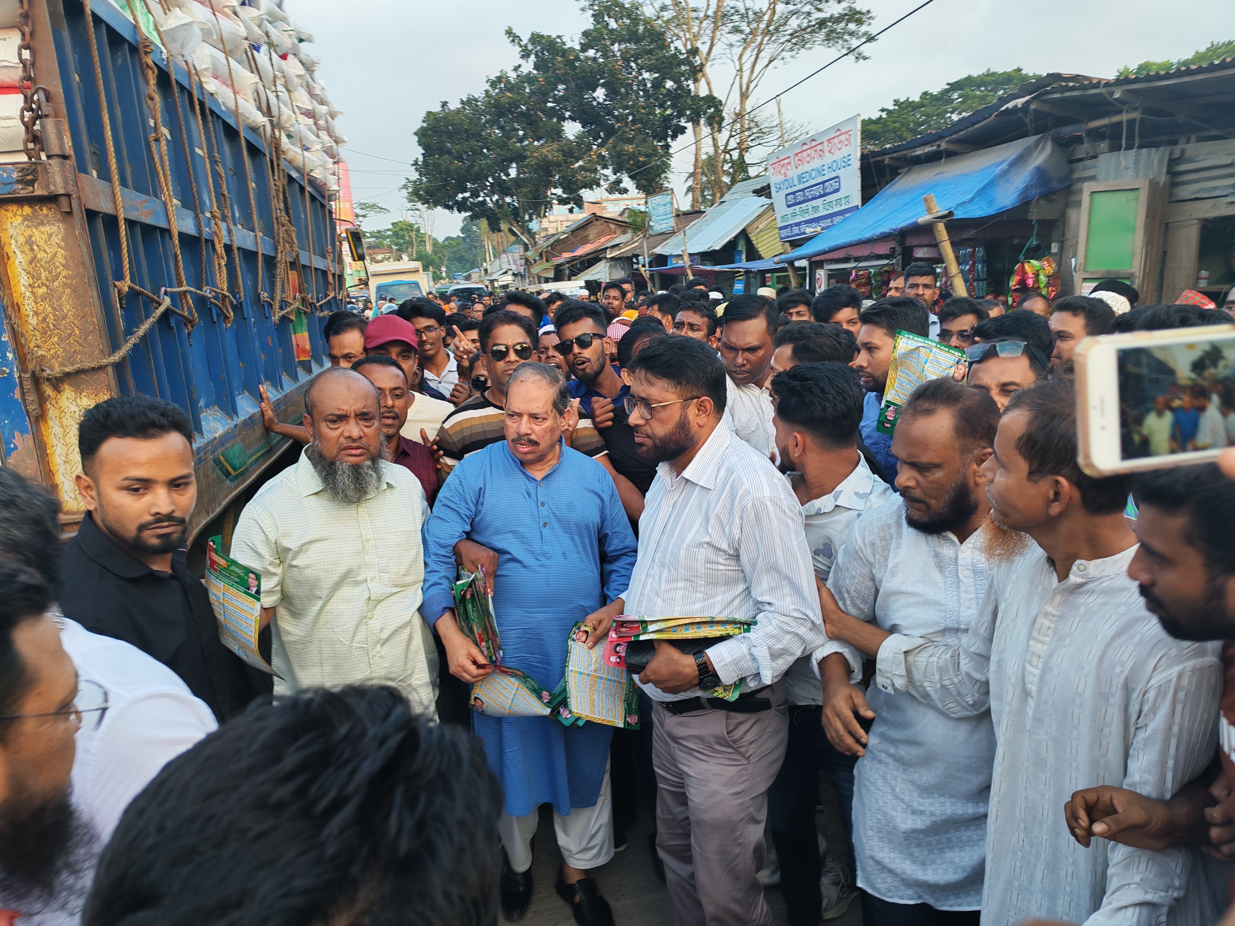 বরিশালে বিএনপি'র লিফলেট বিতরণ