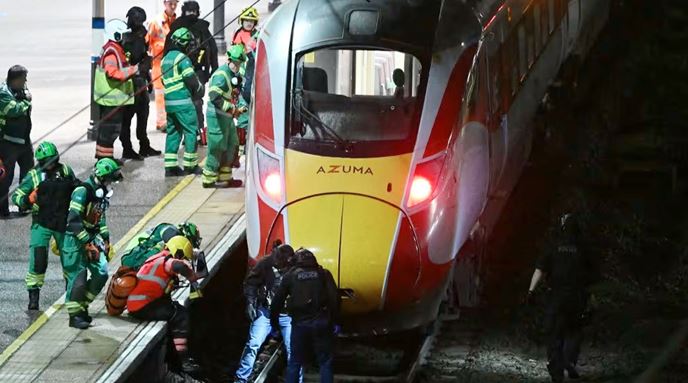 ইংল্যান্ডে ট্রেনে ছুরিকাঘাত : দুই ব্রিটিশ নাগরিক আটক