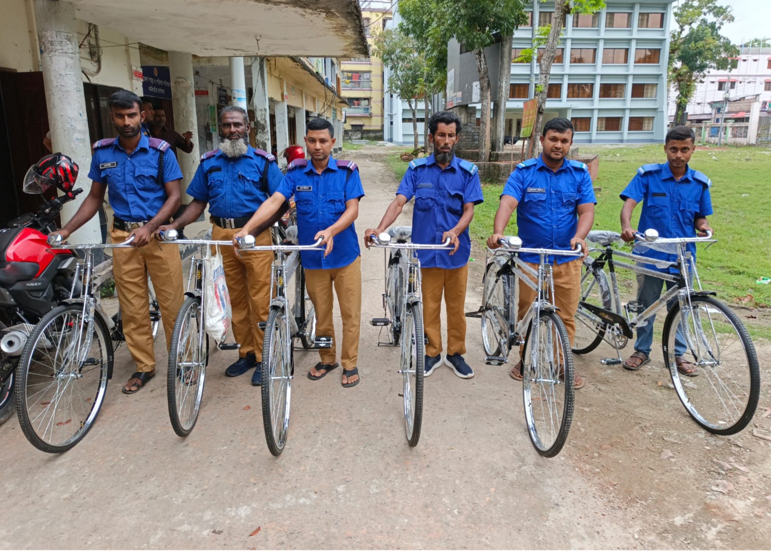ঝালকাঠিতে গ্রাম পুলিশদের মধ্যে বাইসাইকেল বিতরণ