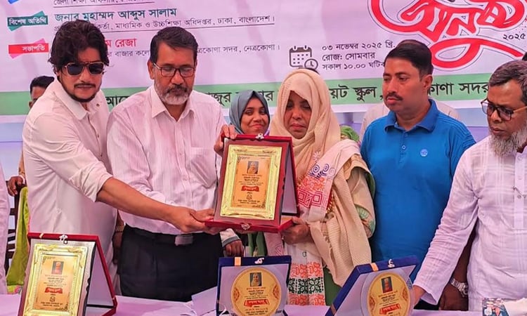 নেত্রকোণায় ৩৫ বছরের শিক্ষকতা শেষে শিক্ষিকা পেলেন রাজকীয় সংবর্ধনা