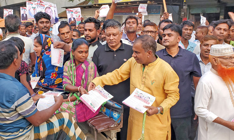 গাবতলীতে খালেদা জিয়ার পক্ষে গণসংযোগে মানুষের ঢল