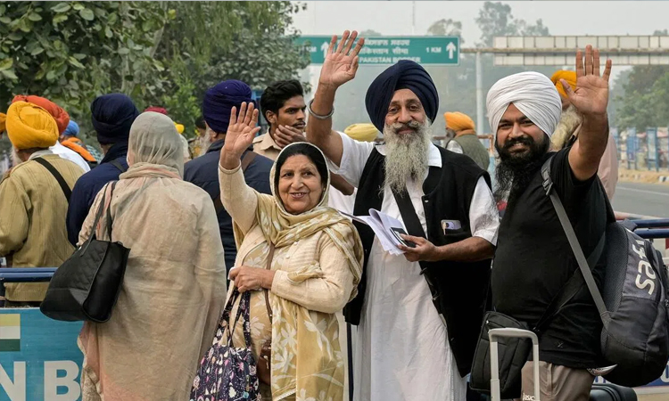 মে মাসের সংঘাতের পর প্রথম সীমান্ত অতিক্রম করে পাকিস্তানে গেলেন ভারতীয় শিখ তীর্থযাত্রীরা