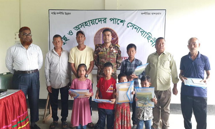 বান্দরবানে দুস্থদের সহায়তা দিল সেনাবাহিনী