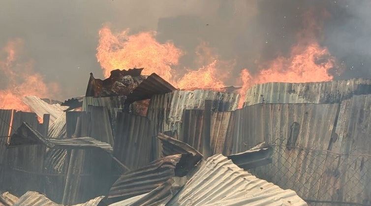 গাজীপুরে ঝুটের গুদামে আগুন