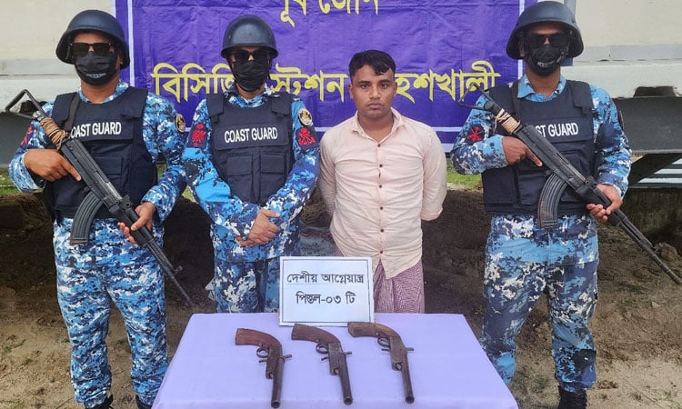 মহেশখালীতে কোস্ট গার্ডের অভিযানে ৩টি আগ্নেয়াস্ত্রসহ এক সন্ত্রাসী আটক