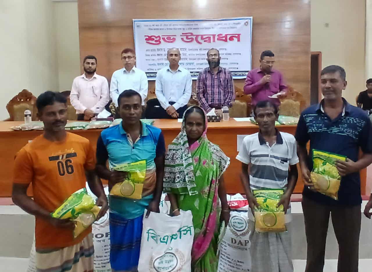 গোপালগঞ্জে কৃষকদের মধ্যে বিনামূল্যে বীজ ও সার বিতরণ 