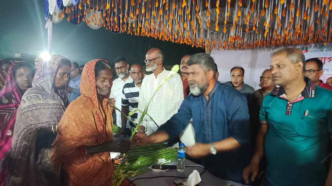 নওগাঁয় সনাতন ধর্মাবলম্বী ও ক্ষুদ্র নৃগোষ্ঠীর পাঁচ শতাধিক পরিবারের বিএনপিতে যোগদান 