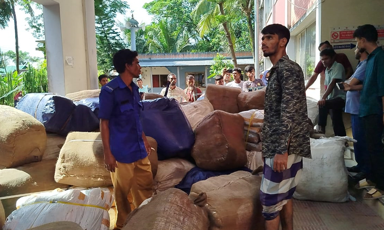 নেত্রকোনায় বিপুল পরিমাণ ভারতীয় পণ্যসহ কাভার্ড ভ্যান জব্দ