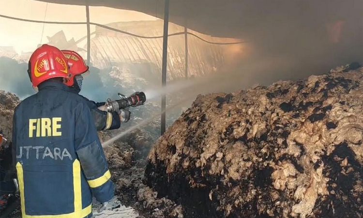 টঙ্গীতে তুলার গোডাউনে আগুন 