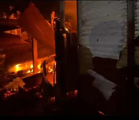 মুন্সীগঞ্জে অগ্নিকাণ্ডে ৮ টি দোকান পুড়ে গেছে