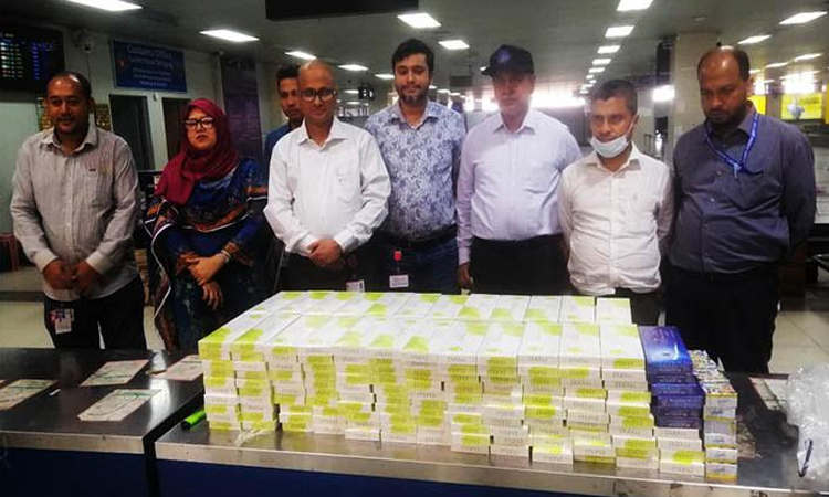 চট্টগ্রাম বিমানবন্দরে অবৈধ সিগারেট ও বিউটি ক্রিম জব্দ