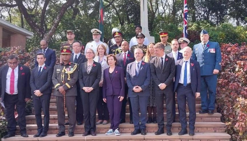 ময়নামতি ওয়ার সিমেট্রিতে নিহত সৈনিকদের সমাধিতে কুটনৈতিকদের শ্রদ্ধাঞ্জলি