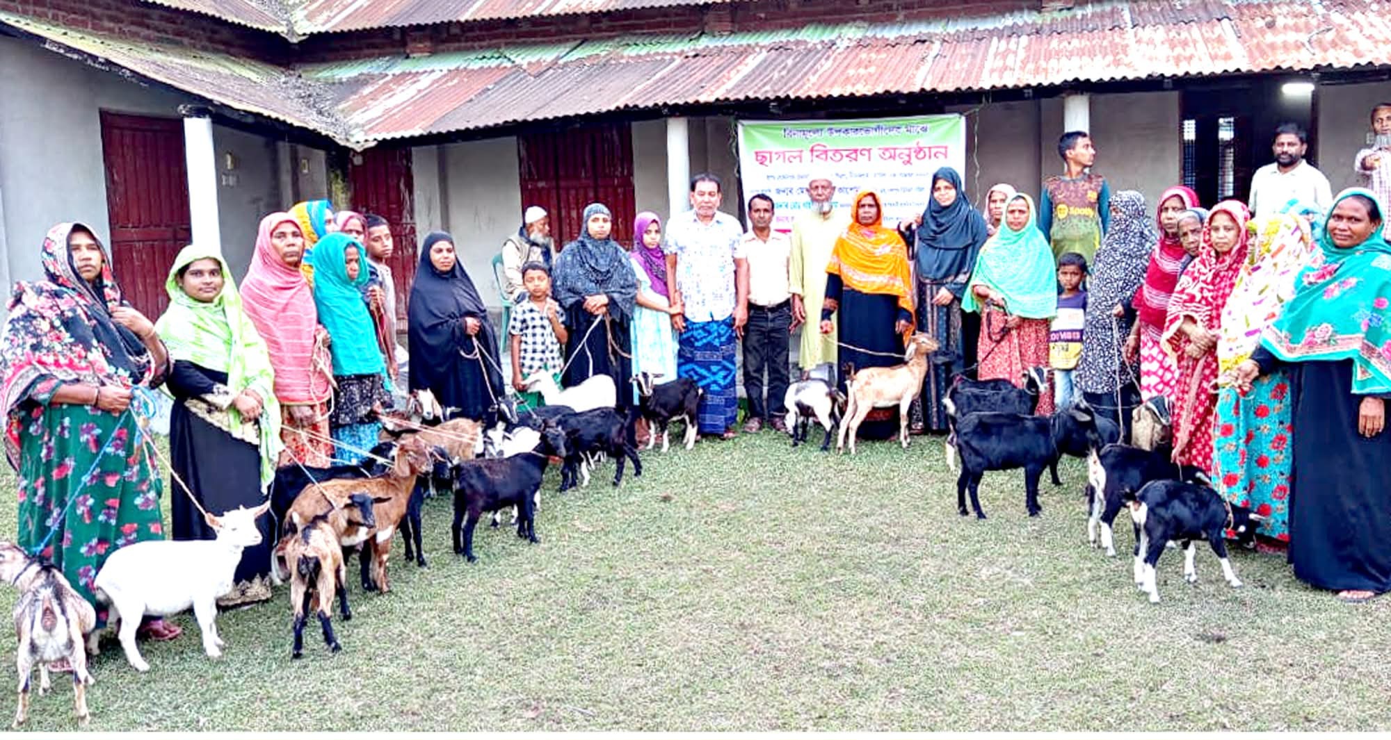 দিনাজপুরে অসহায় নারীদের মধ্যে ছাগল বিতরণ