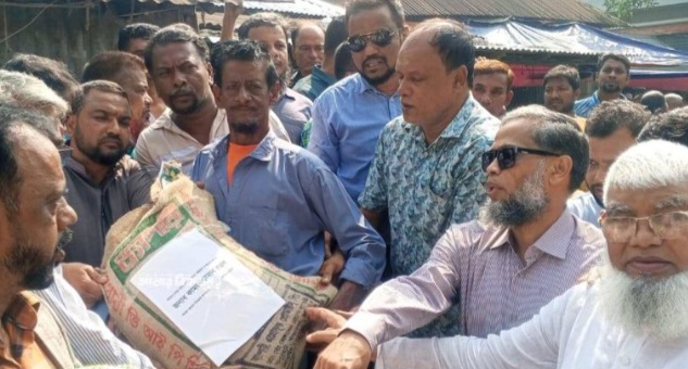 মুন্সীগঞ্জে অগ্নিকাণ্ডে ক্ষতিগ্রস্তদের আর্থিক সহায়তা বিএনপি নেতার