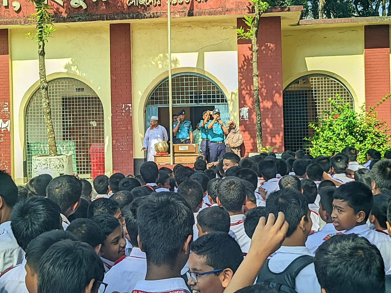 রংপুরে শিক্ষার্থীদের ট্রাফিক সচেতনতায় কর্মসূচি