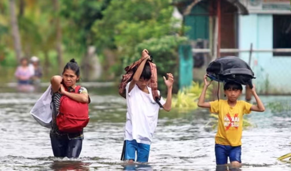 ফিলিপাইনে সুপার টাইফুনের আঘাতের আগে ১০ লাখ মানুষকে স্থানান্তর