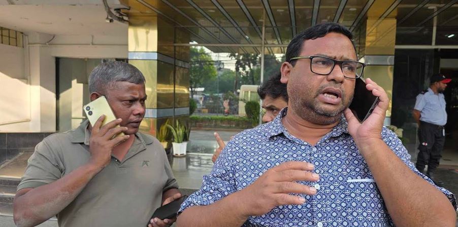 খুলনায় দুই সাংবাদিকের ওপর হামলার প্রতিবাদে সাংবাদিকদের বিক্ষোভ